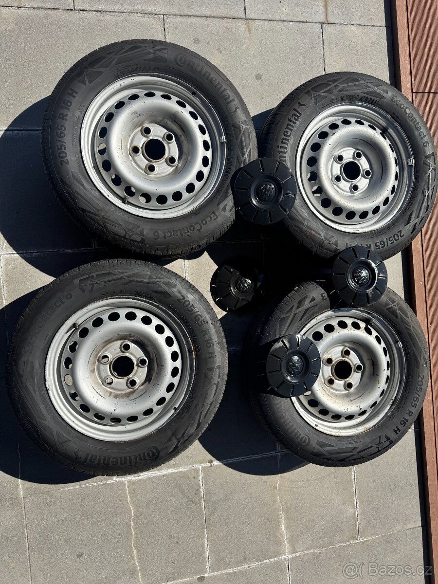 Plechové disky vč. letních pneu a POKLIČEK na VW T5,T6