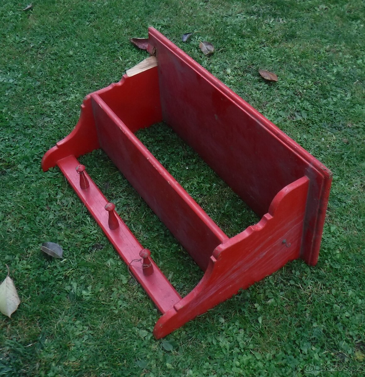 Závěs.poličky,deska šic.stroje, dětské skládací židličky