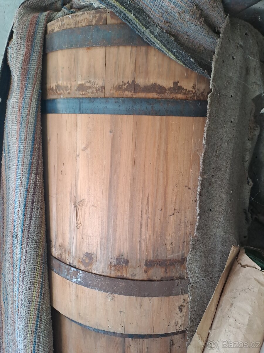 Dřevěné sudy s obručemi a víky - 9 ks