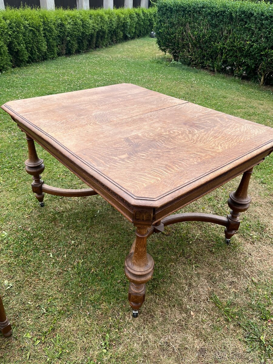 Masivní starožitný dřevěný rozkládací stůl s židlemi