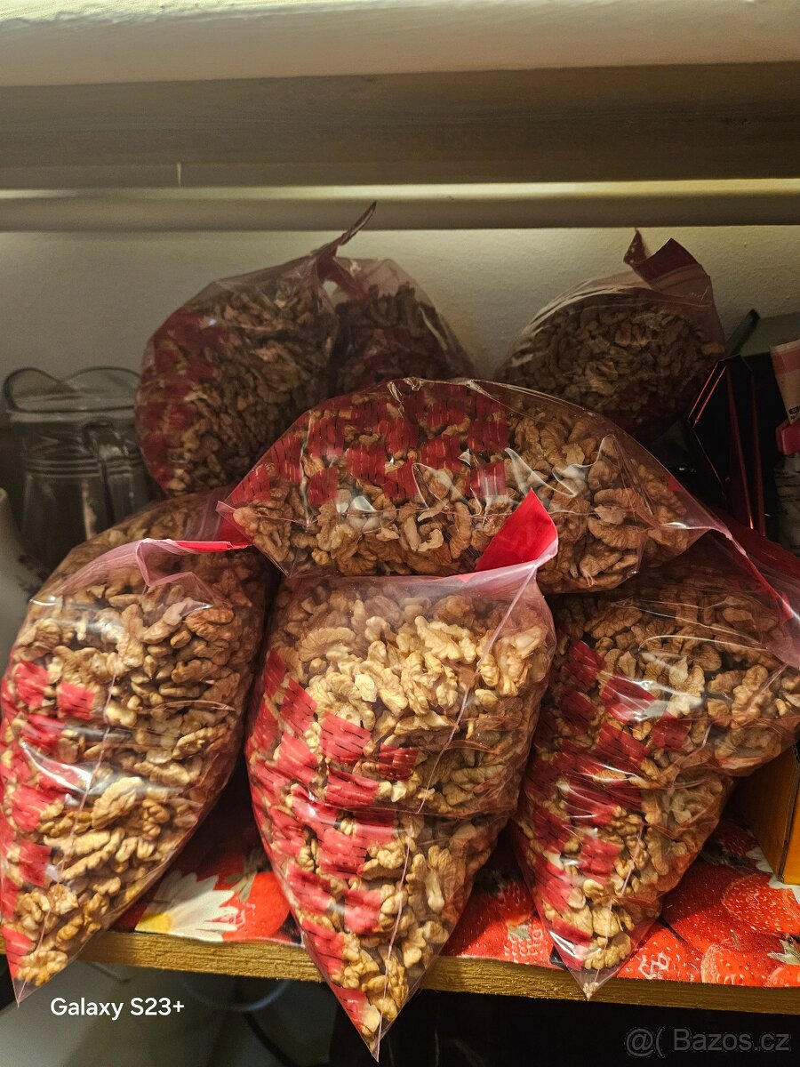 Krásné očíštěné vylouskané vlašské ořechy