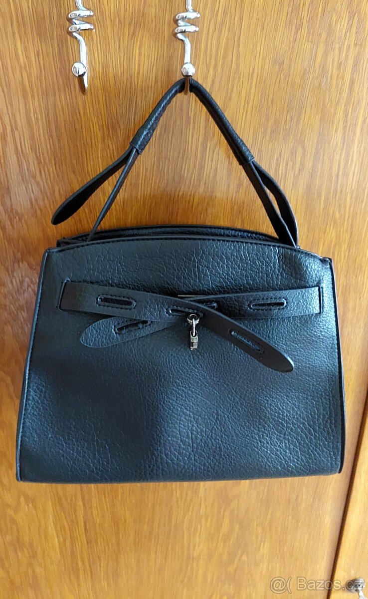 Nová černá kabelka