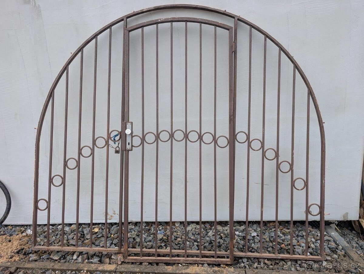 MASIVNÍ KOVOVÁ BRÁNA S OBLOUKEM