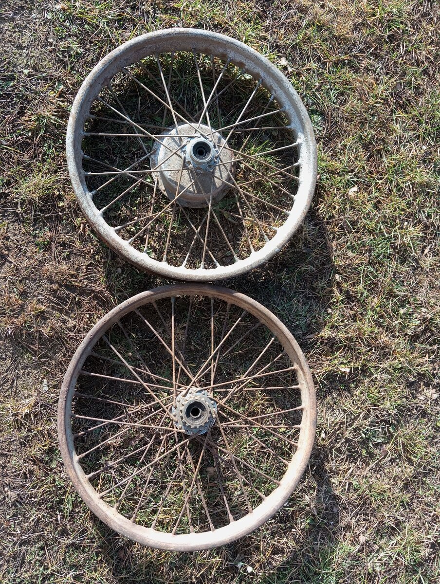 Jawa pérák obě kola