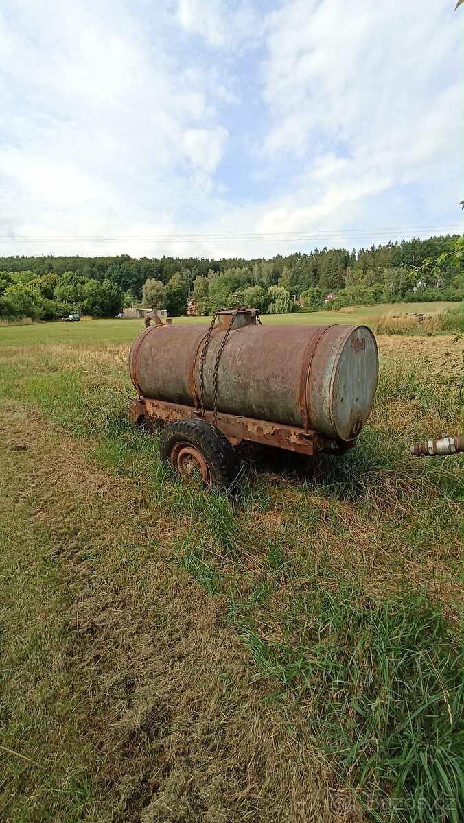 Cisternový přívěs s nadrzi