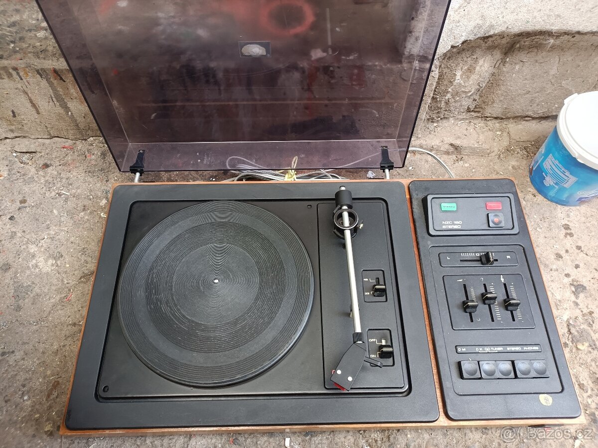 Gramofon na opravu nebo na díly