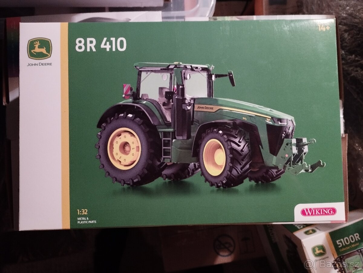 Wiking model zemědělského stroje John Deere 8R