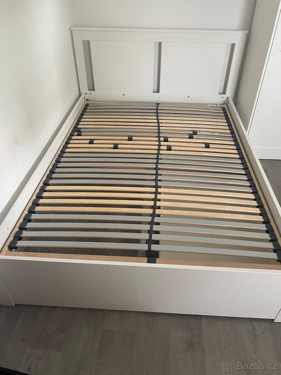 Bílá postel 140 cm s roštem a šuplíky