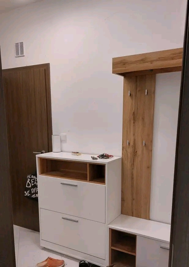 Do předsíně. Komplet. TOP stav.
