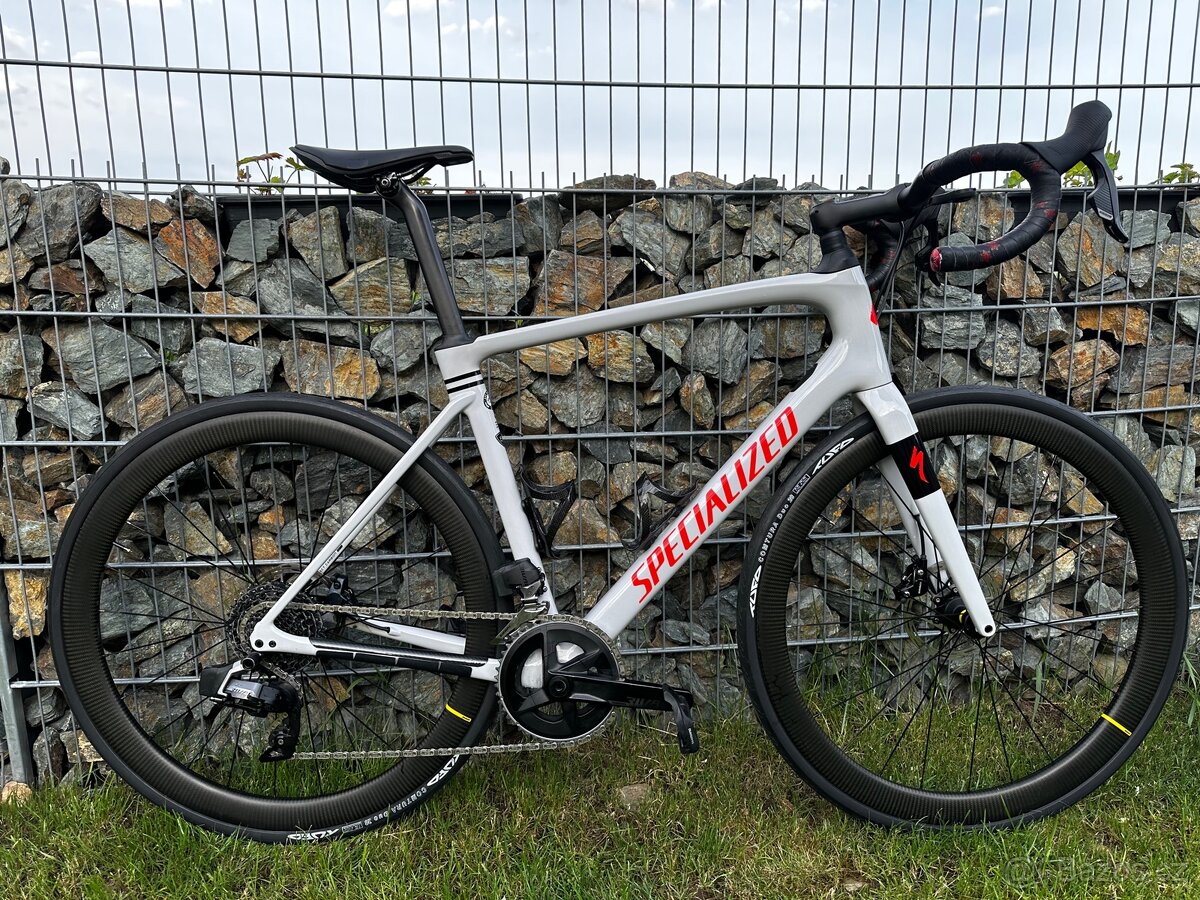 Specialized Roubaix, karbon rám, karbon kola, SRAM eTAP