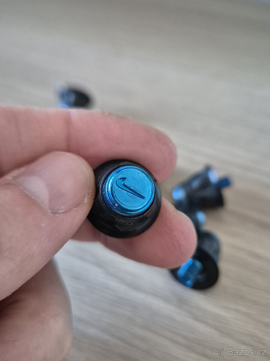 Náhradní kolíky do kopaček Nike, plast + kov