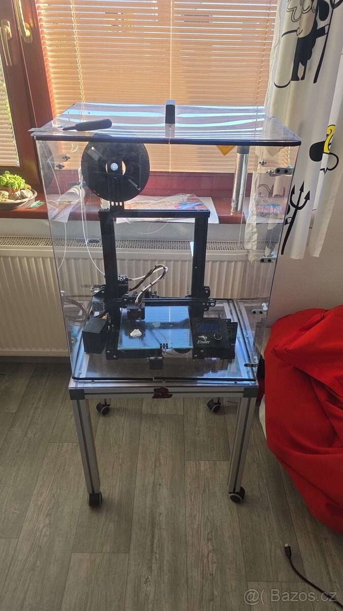 Ender 3 Pro se stolkem a poklopem