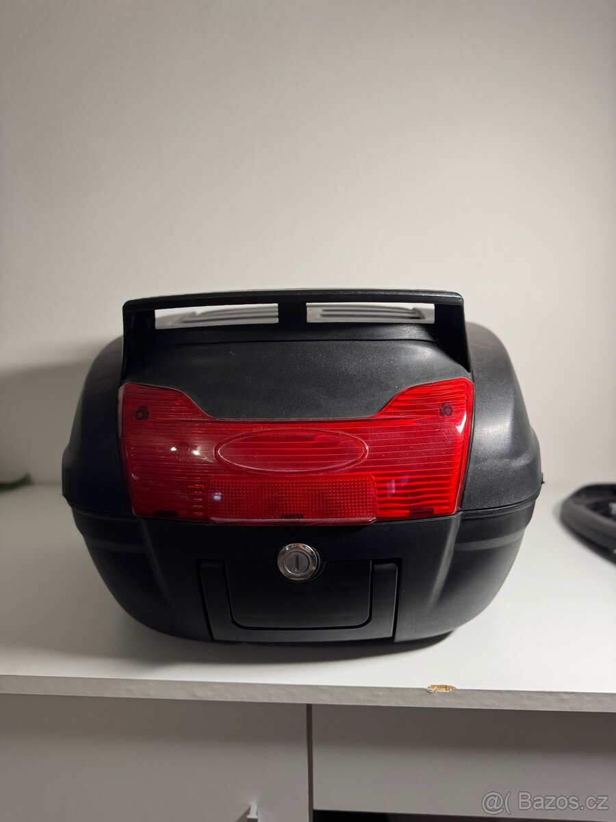 Univerzální motocyklový kufr s plotnou + 2 klíče