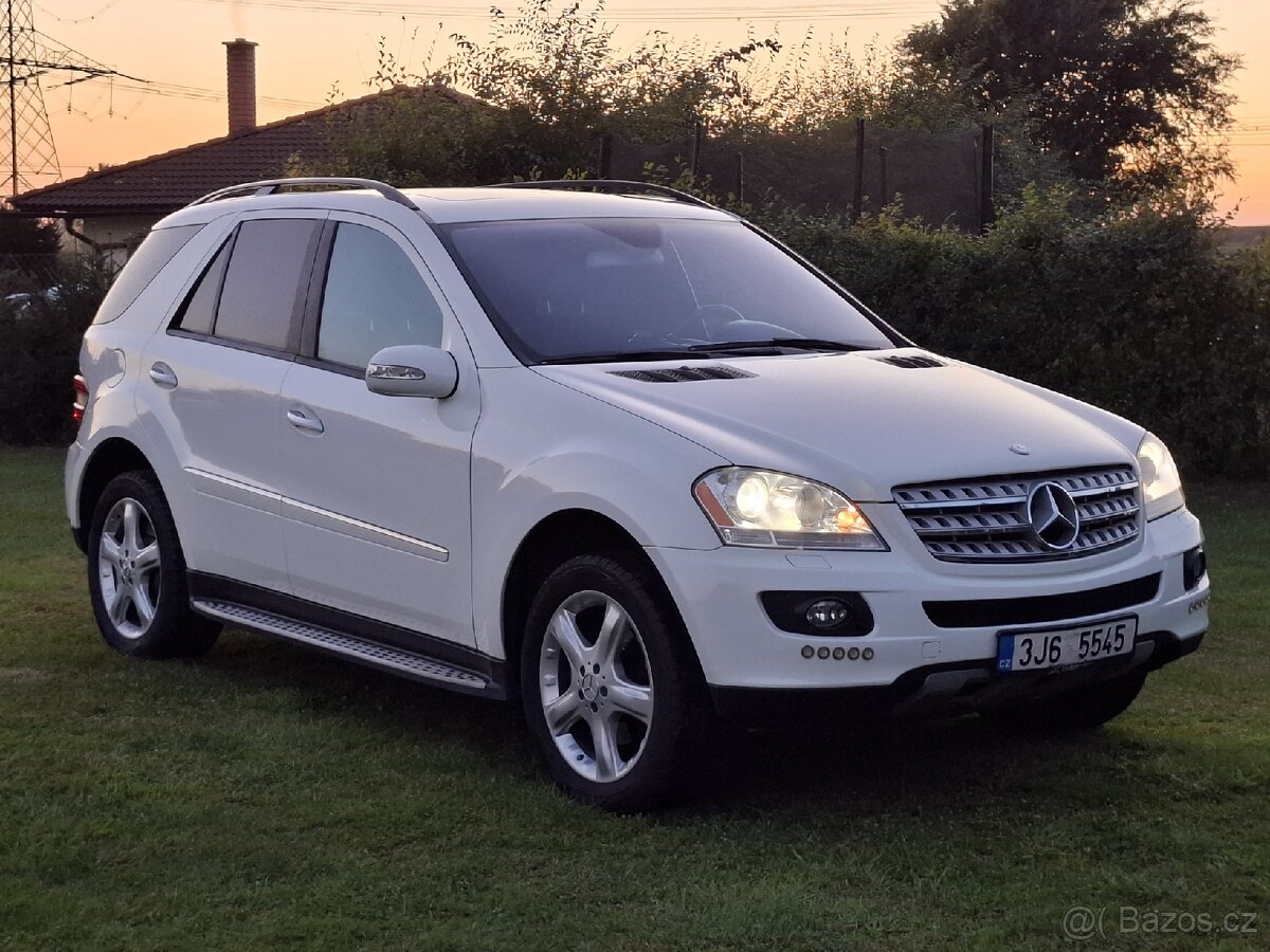 Mercedes ML350 4Matic AMG v plné výbavě, benzín 200kW.