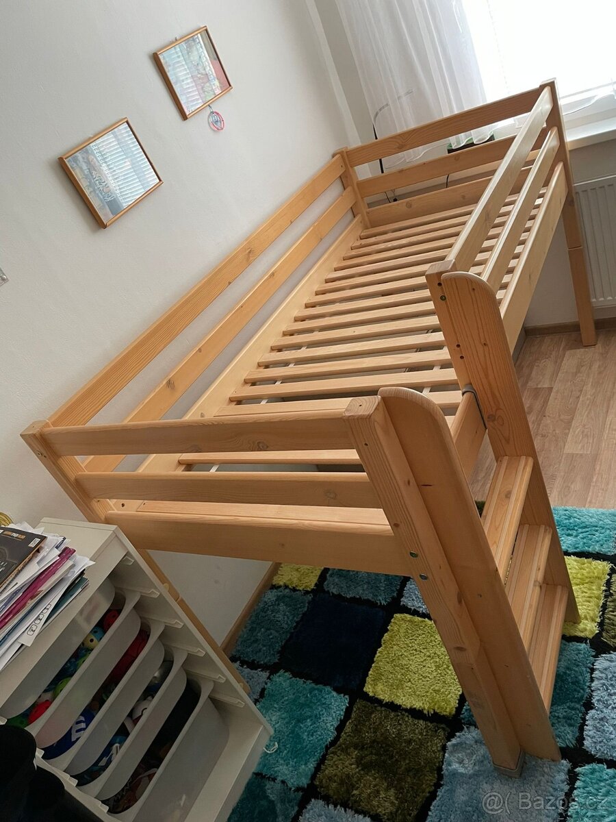 Zvýšená postel z masivu Domestav