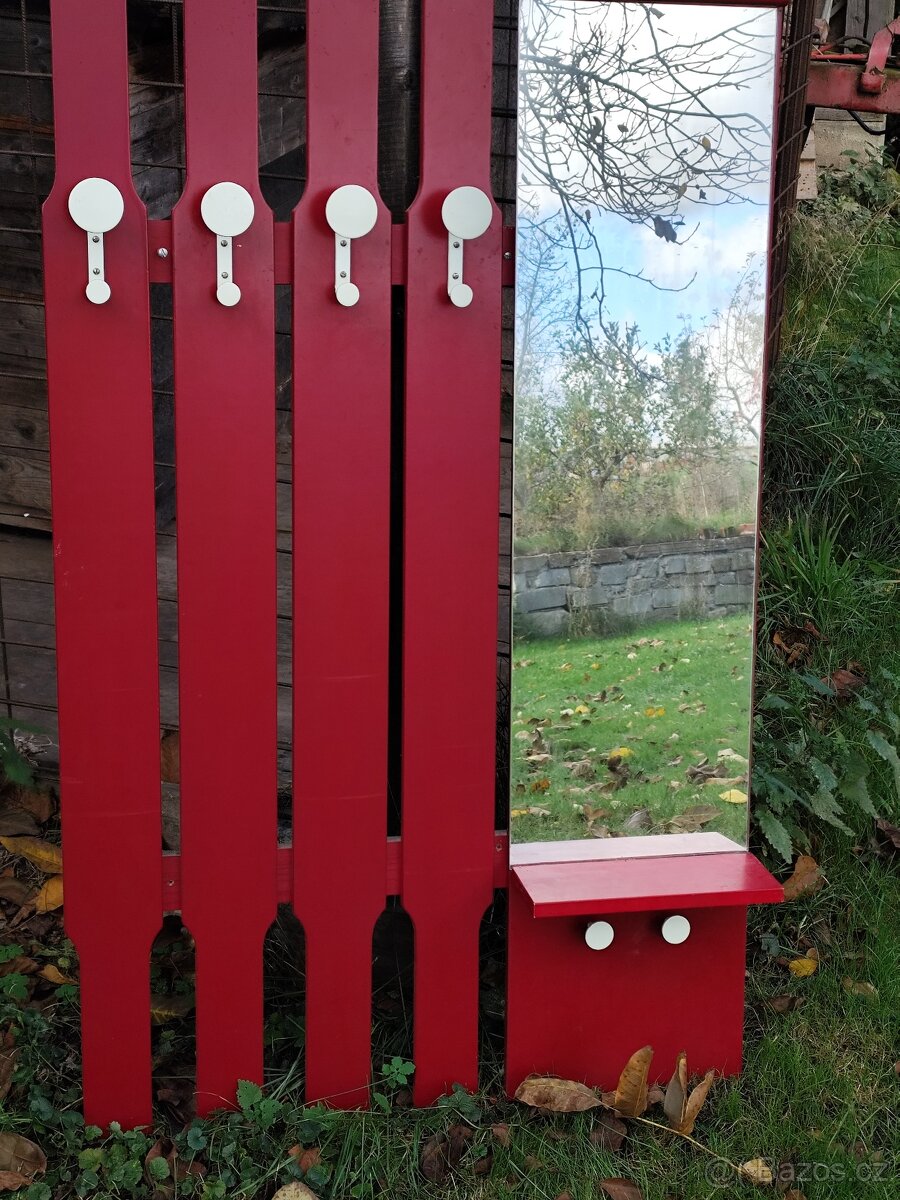 Věšáková stěna se zrcadlem