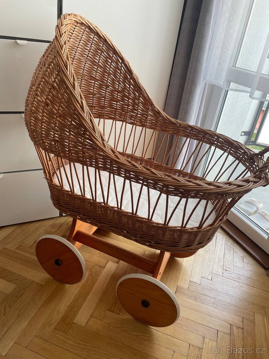 Proutěný košík na kolečkách