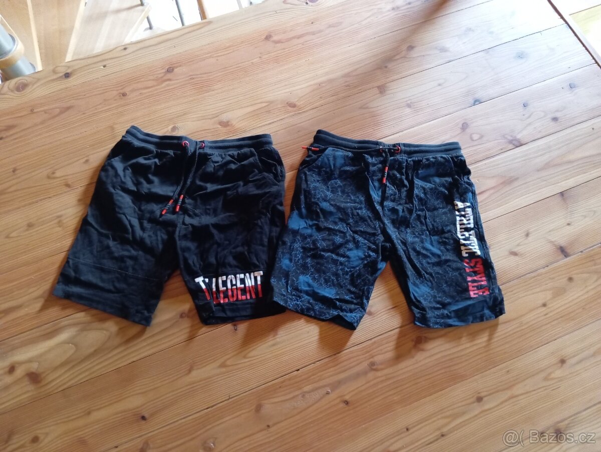 dvoje kraťasy vel.164