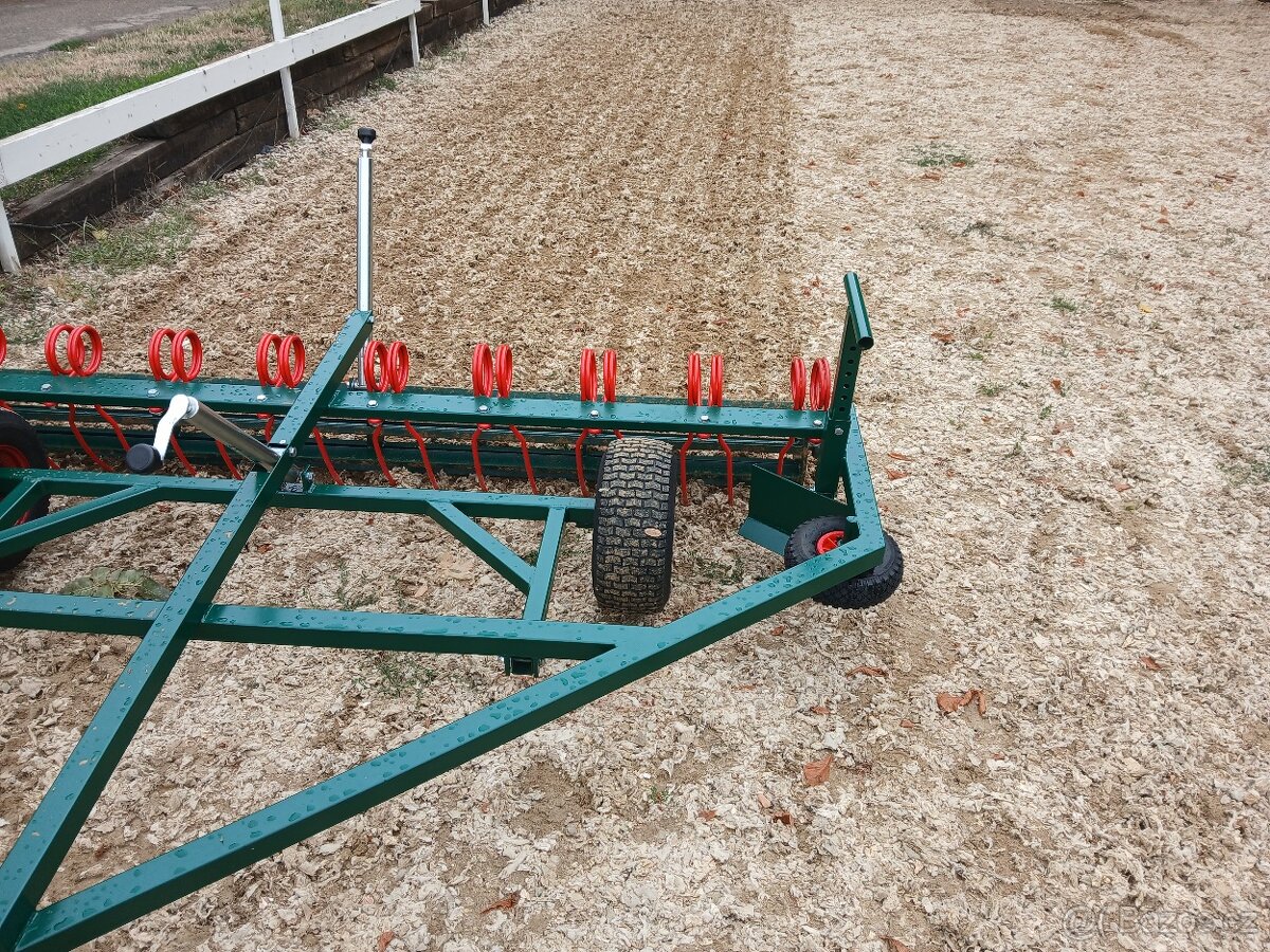 Jízdárenský planýrovač