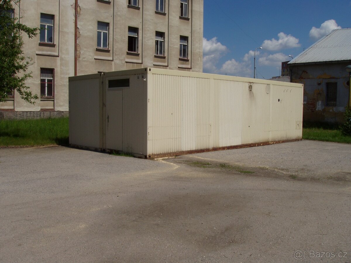 Dva kontejnery , 10 x 5 m.