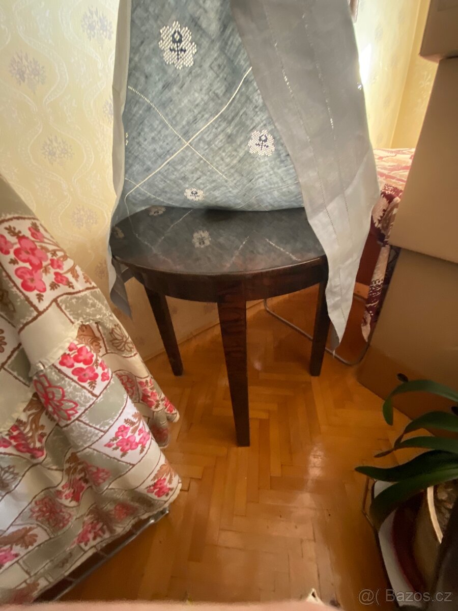 Starý kulatý stolek