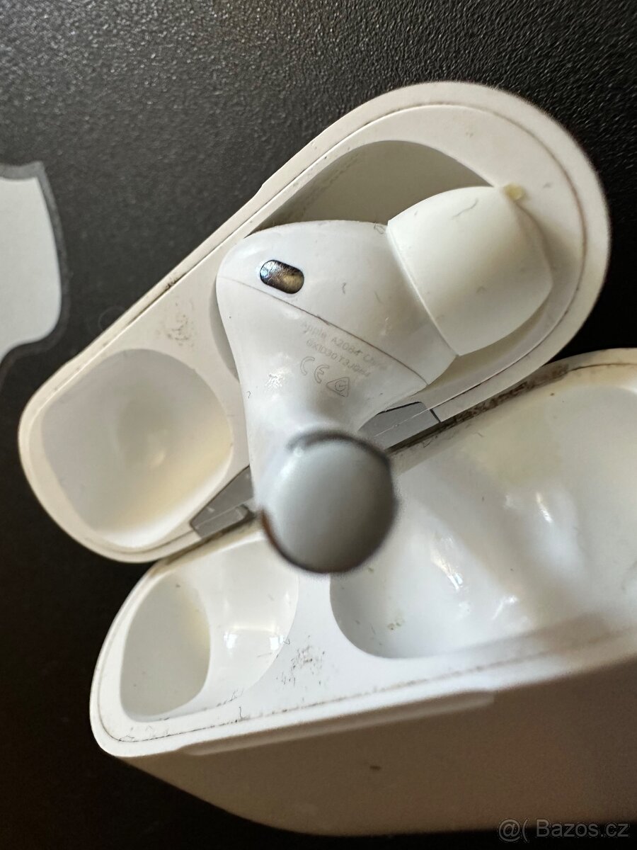 Apple AirPods Pro krabička a levé sluchátko