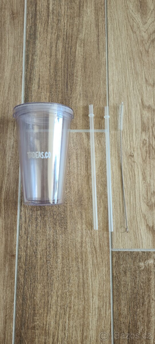Plastový průhledný kelímek s brčkem Tadeas.co