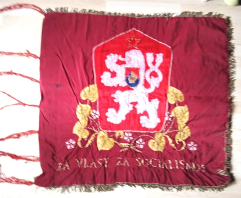 Standarta ROH - Rudý prapor krajského národního výboru.