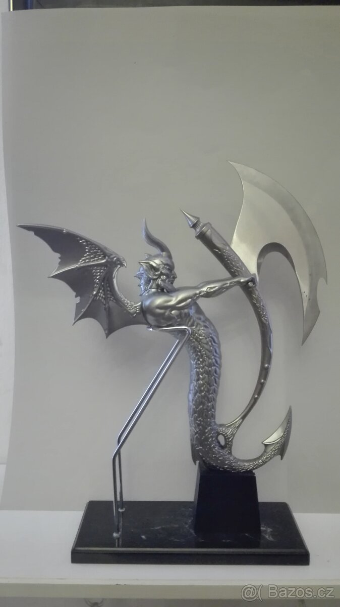 Fantasy sekera na stojánku