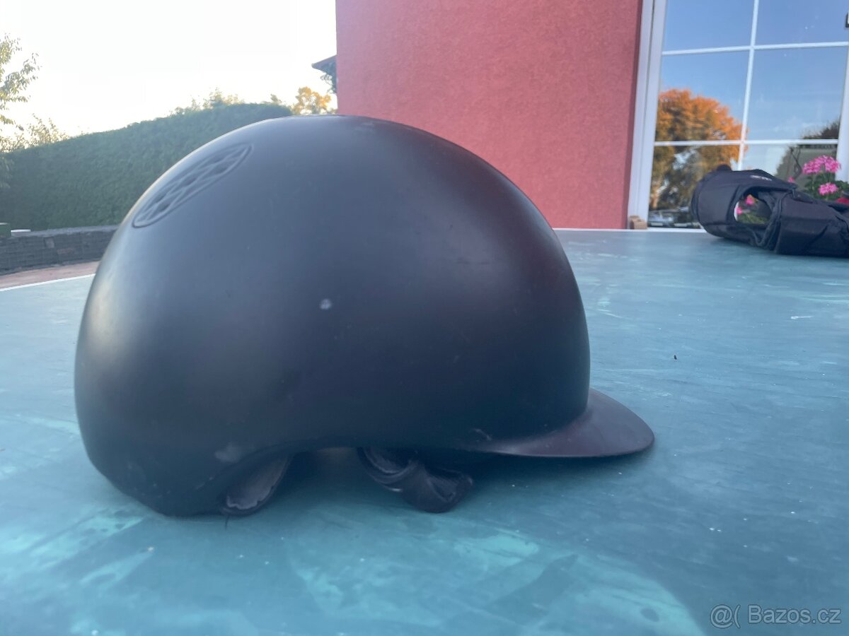 Jezdecká bezpečnostní helma FOUGANZA