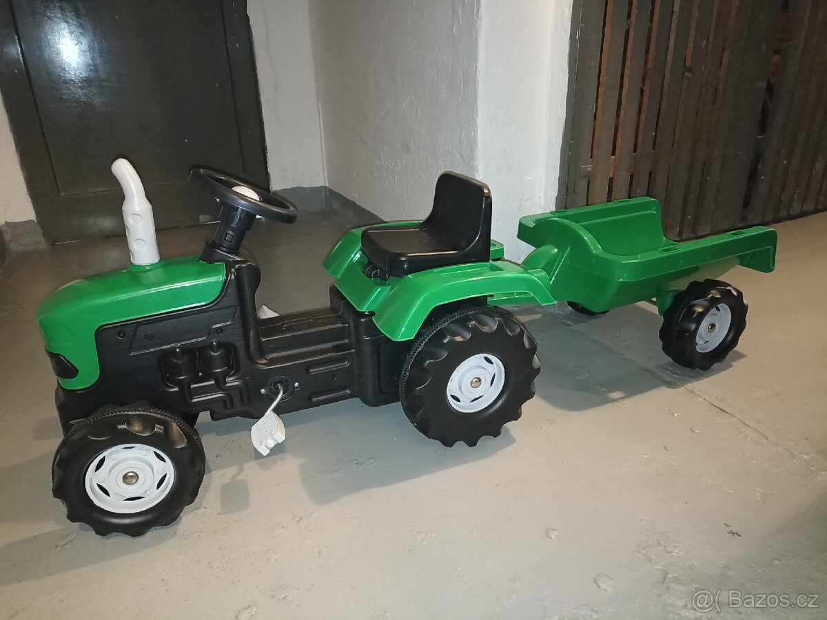 Dětský šlapací traktor s vlečkou
