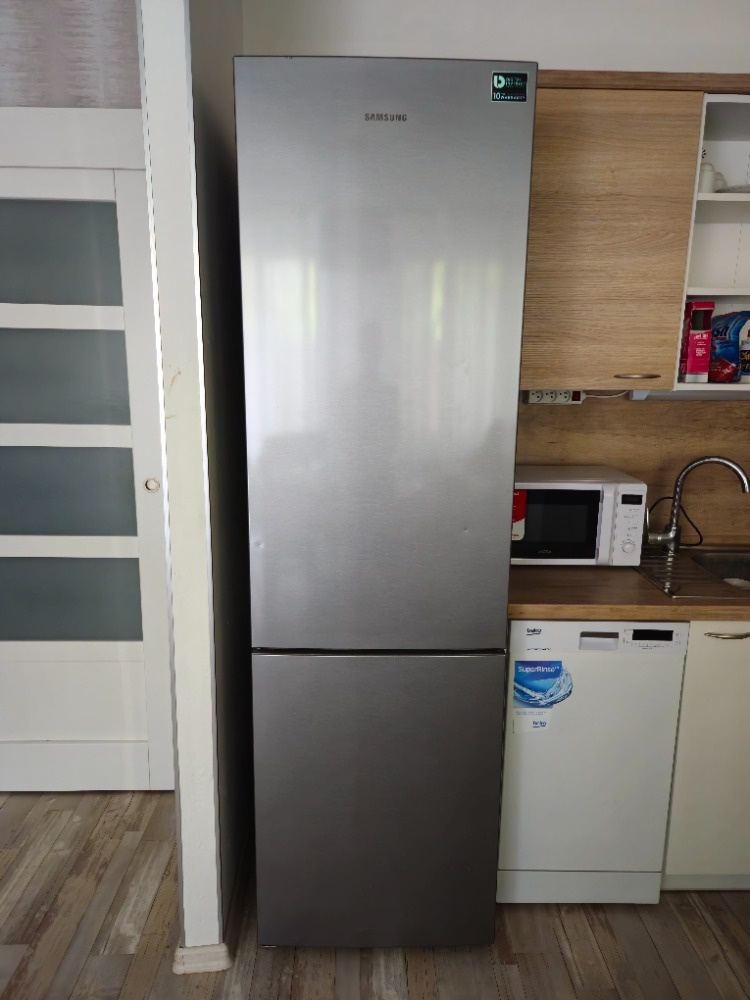 Lednička s mrazákem značky Samsung