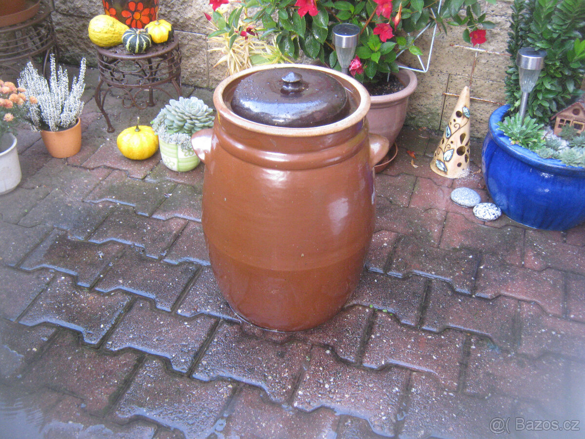 Prodám čistý keramický hrnec na zelí-zelák s pokličkou.