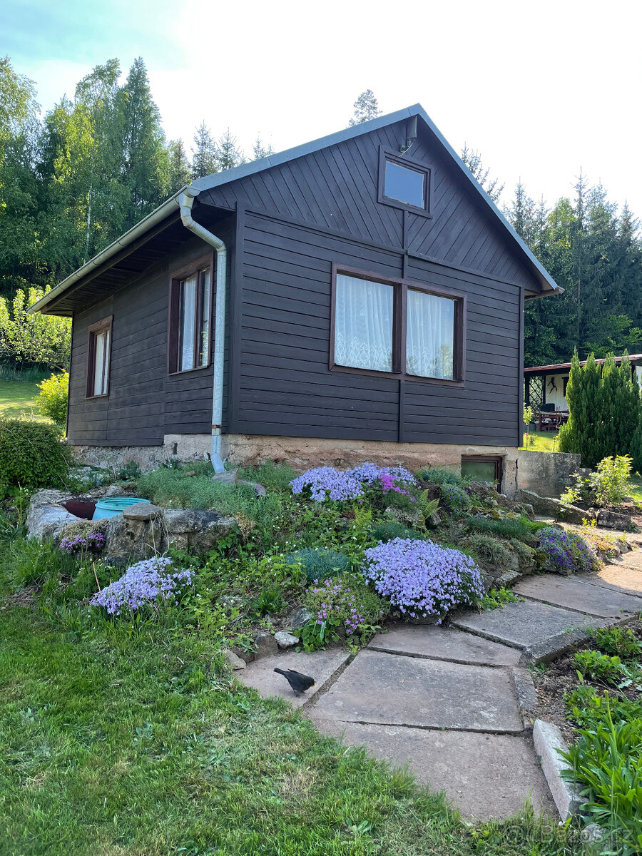 Útulná chata u lesa s pozemkem v osobním vlastnictví- Hronov