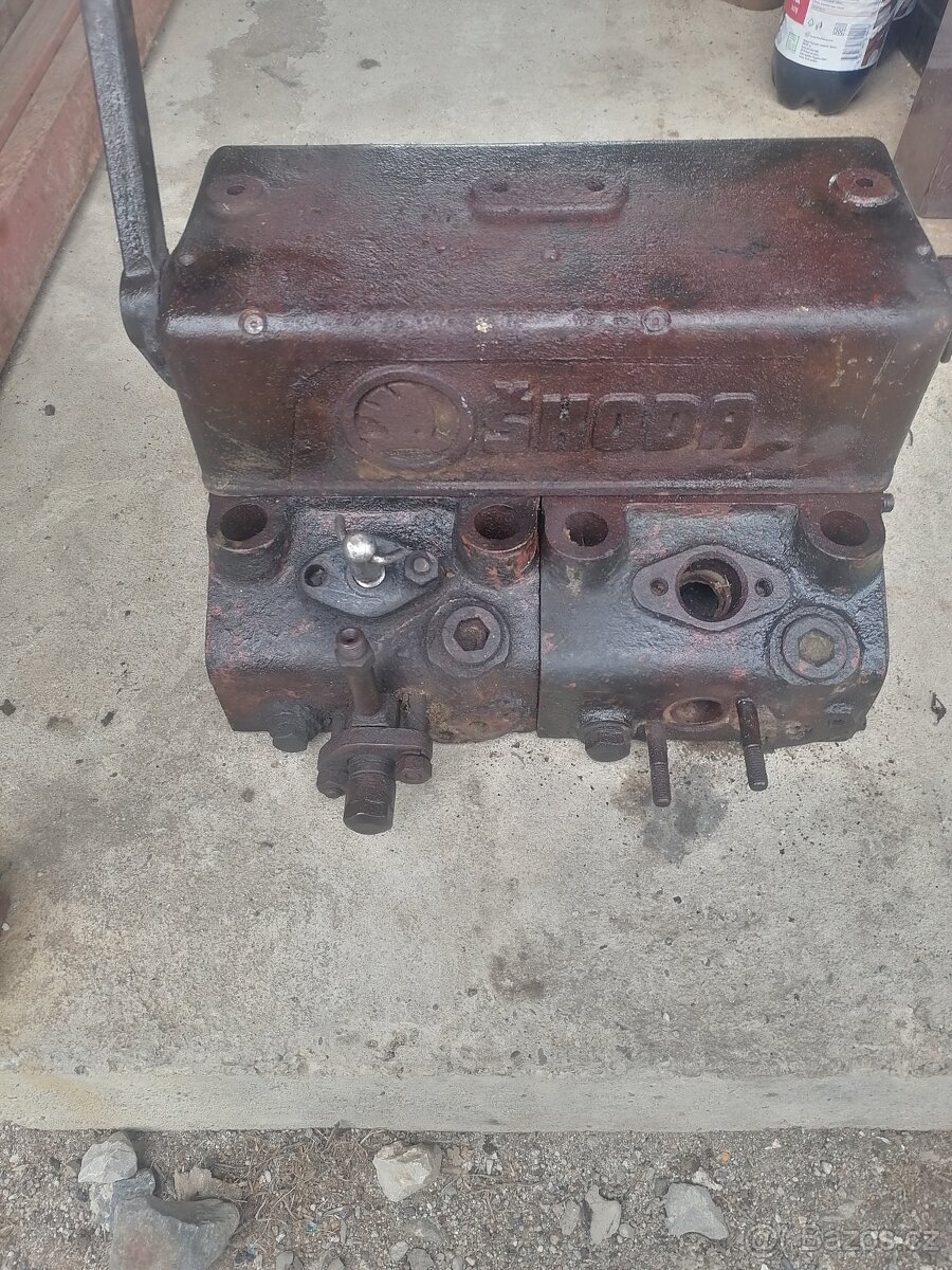 Stabilní motor Škoda hlavy s víkem.