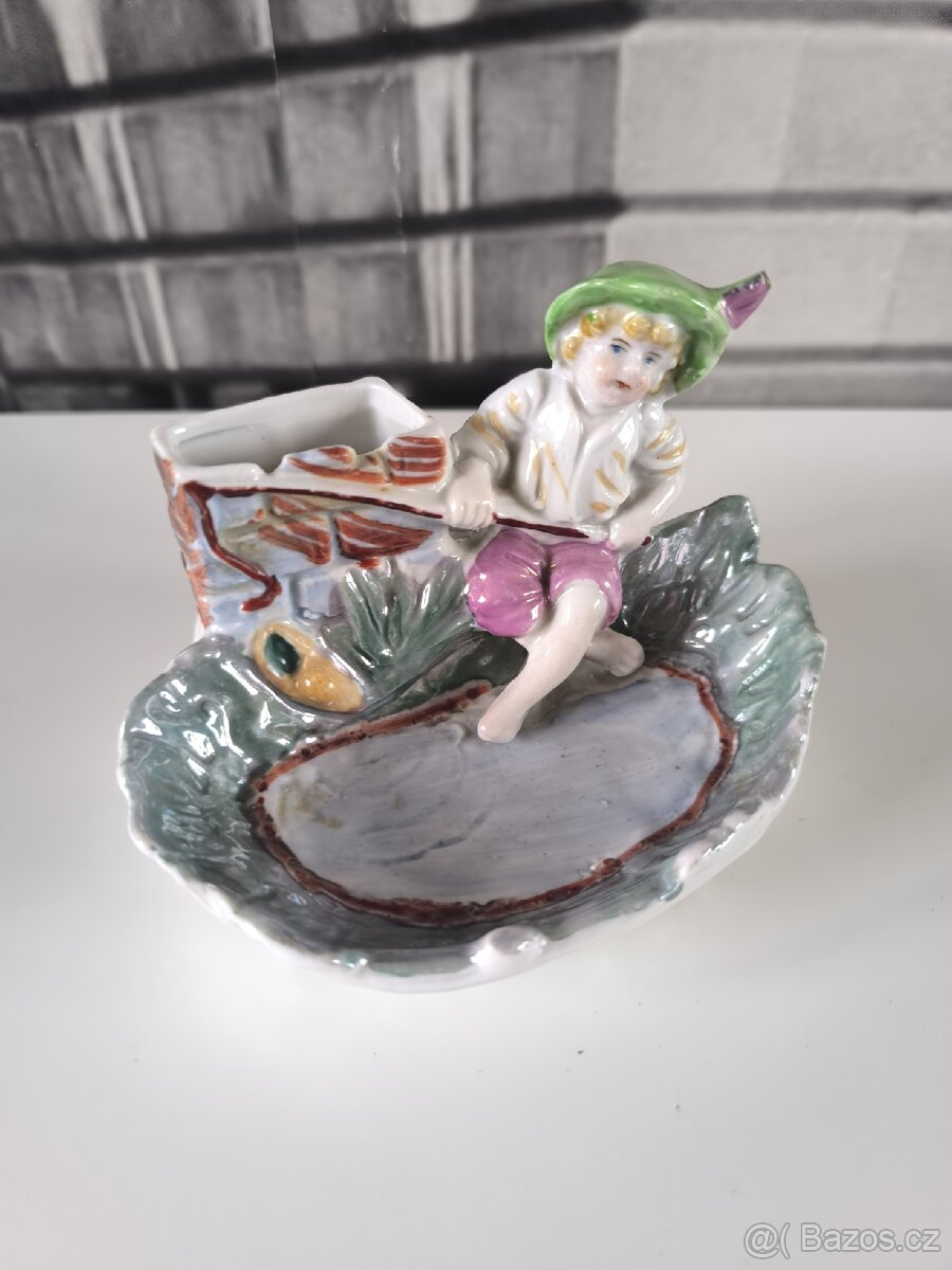 Starožitná porcelánová soška - Chlapec u rybníka