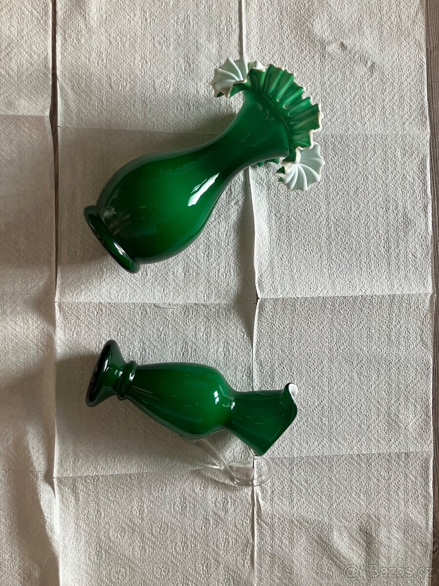 Zelená skleněná váza a džbánek