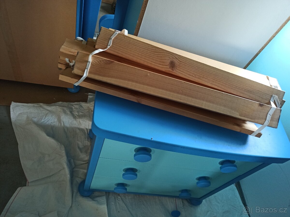 Modrý dětský nábytek