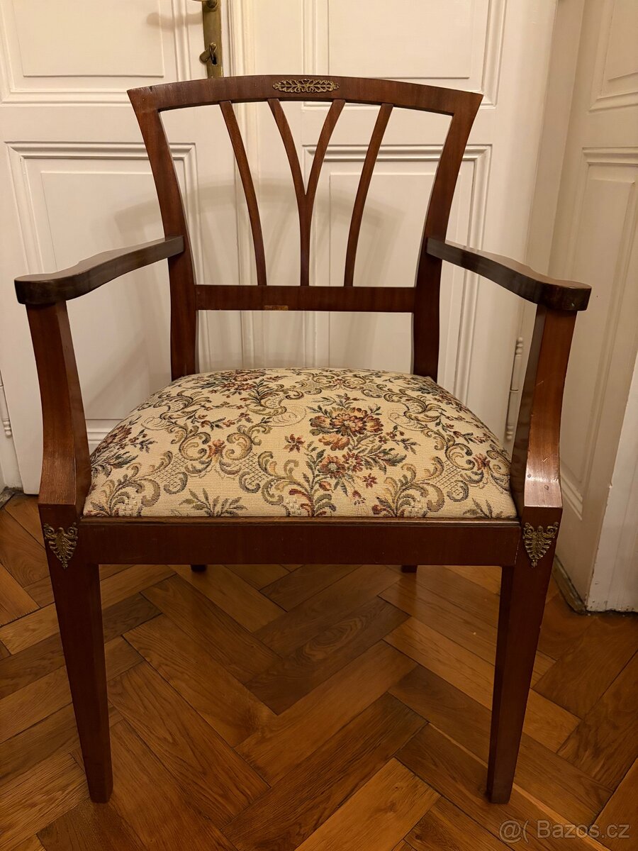 Prodám dvě stejná starožitná křesla
