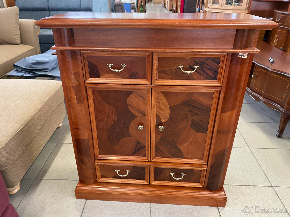 dřevěná komoda s dvířky a šuplíky