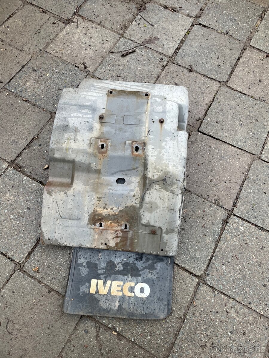Iveco EUROCARGO 120E23 pravý přední blatník 8142637