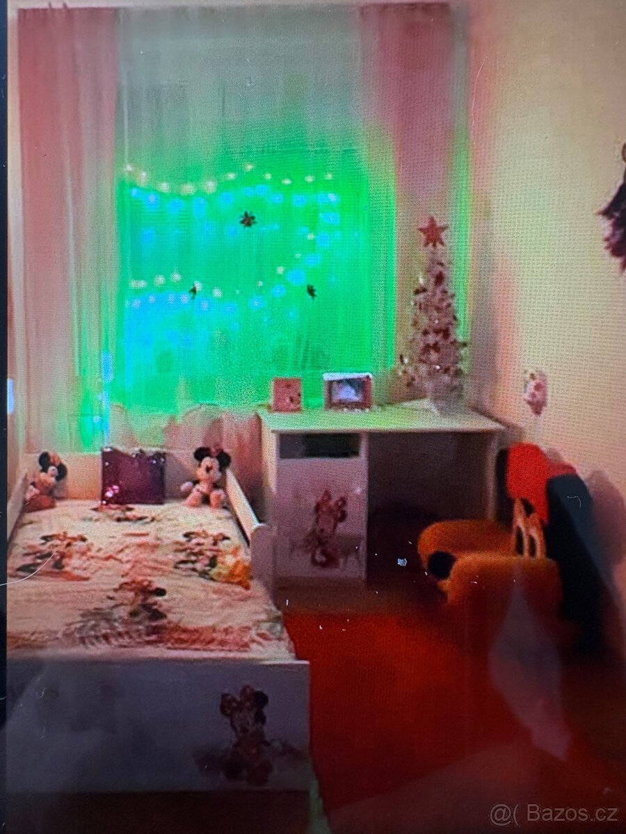 Prodám Minnie postel s matrací,včetně roštu.Stoleček s kře