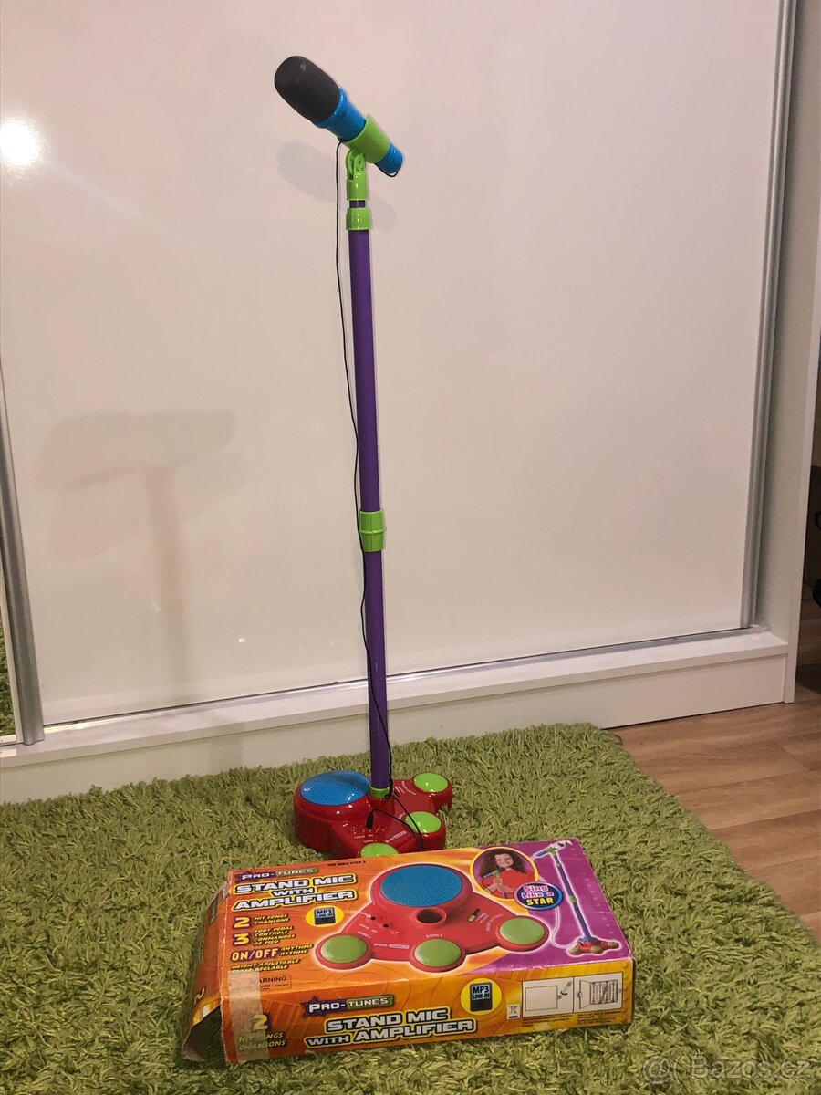 Elektrický mikrofon se stojanem