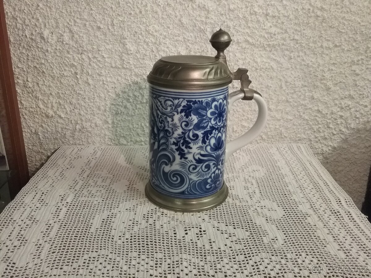 Velký porcelánový korbel s cín. víčkem