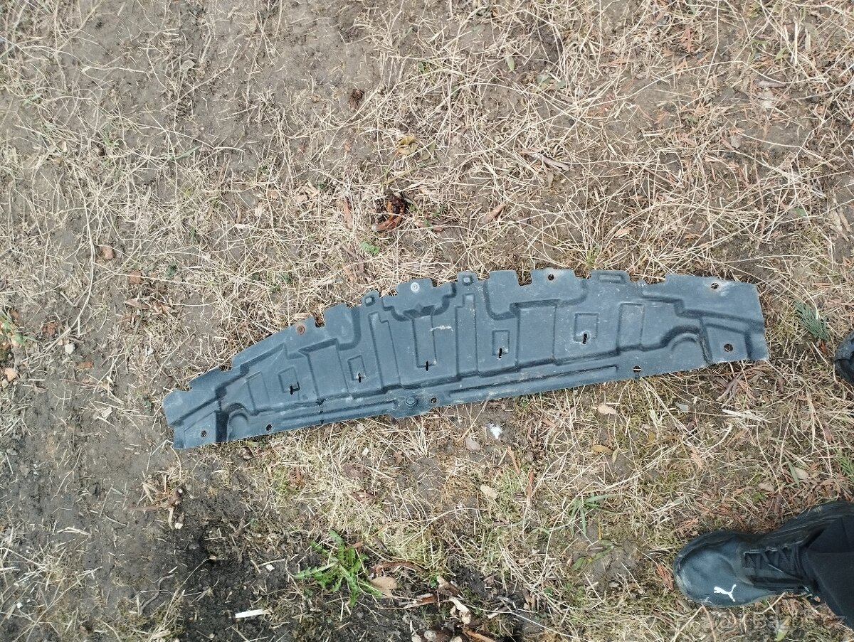 Mazda 3 - kryt pod motor