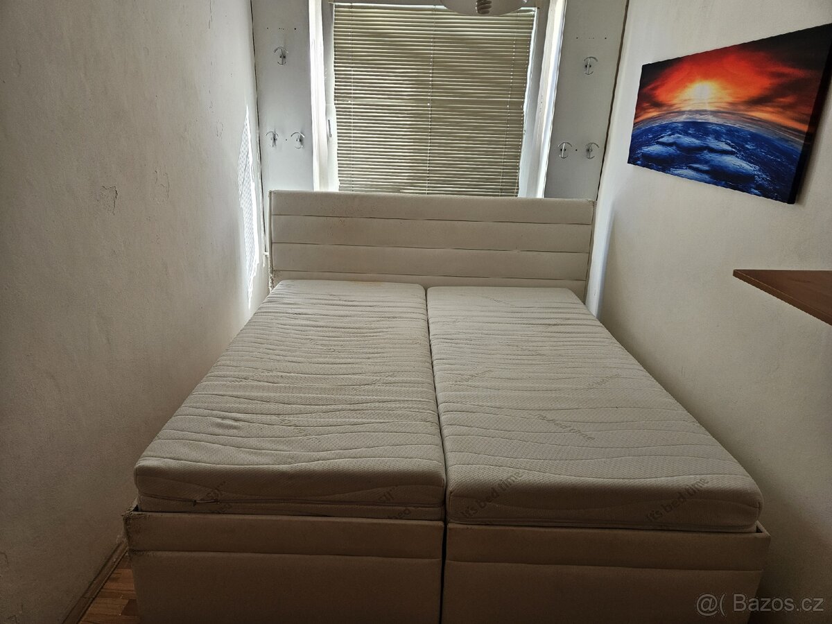 Dvoulůžková postel