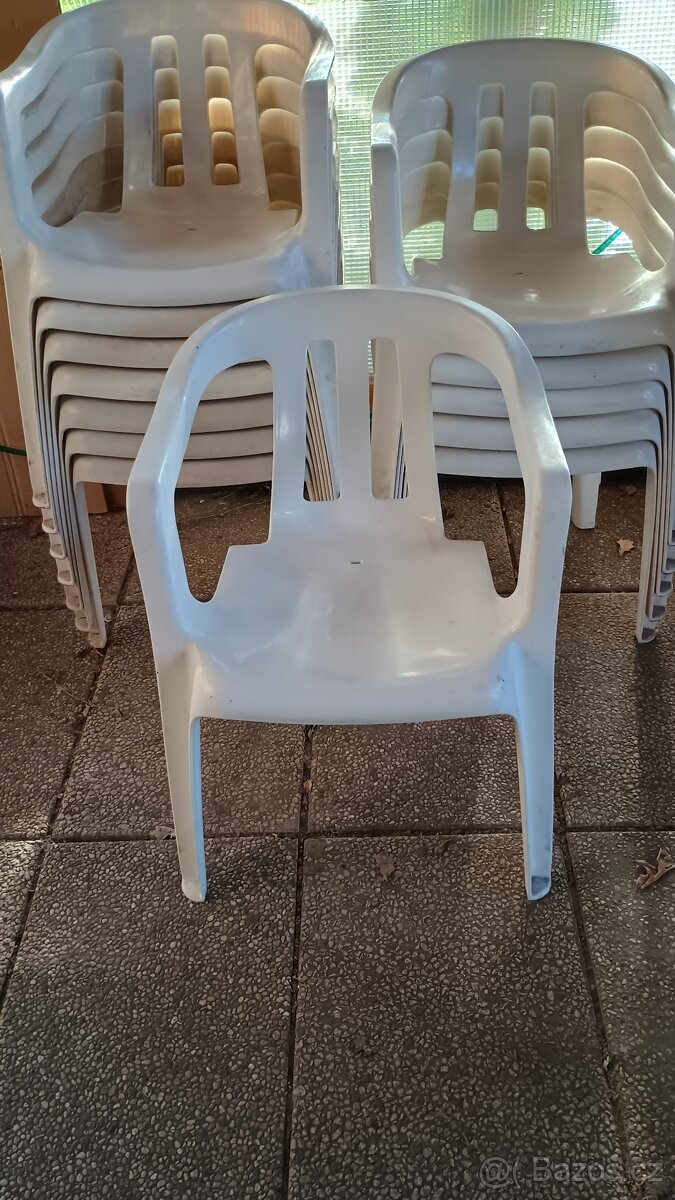 plastové židle