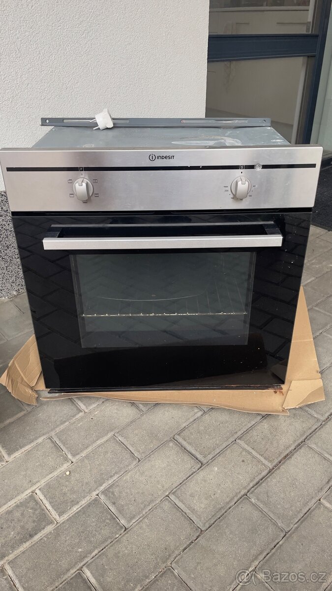 Vestavná trouba Indesit