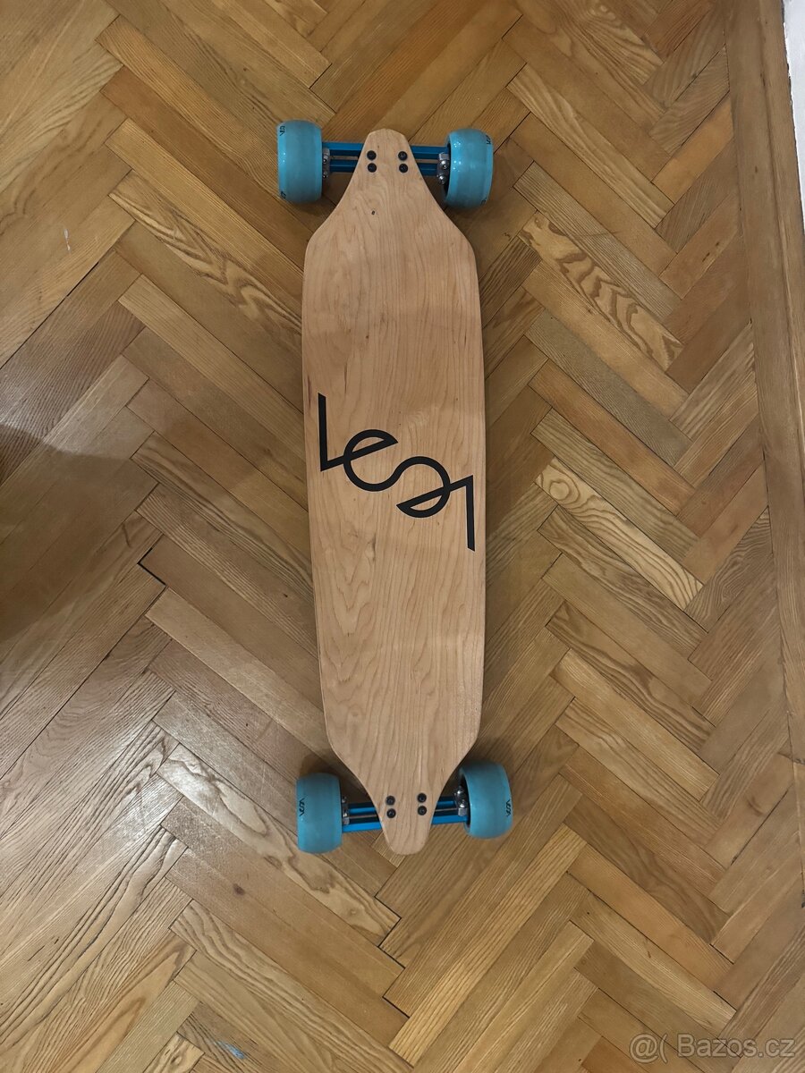 Longboard značky LEAN