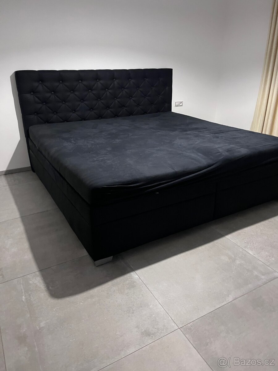Manželská postel 200x200 včetně roštů a matrací